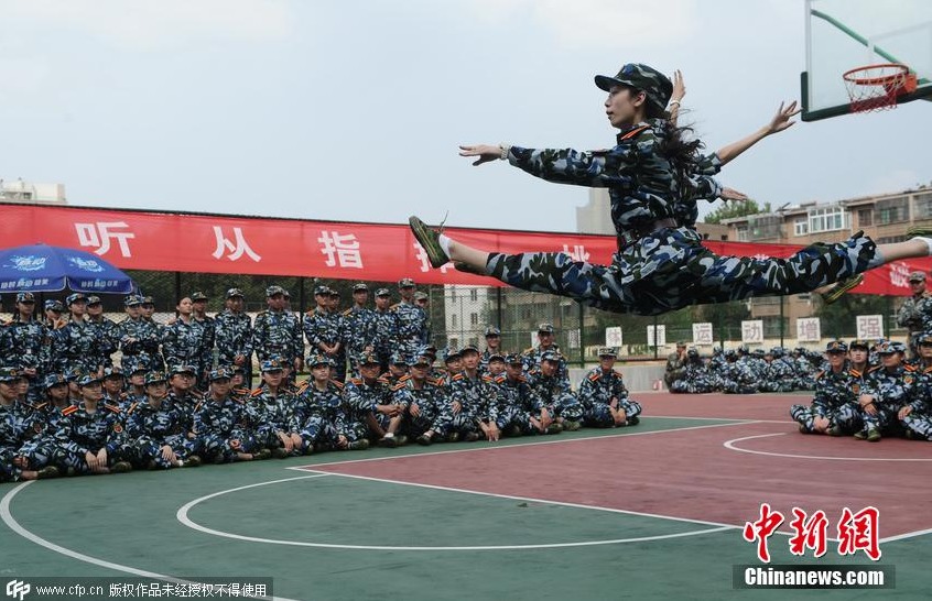 山东高校军训 舞蹈系女生大秀一字马4