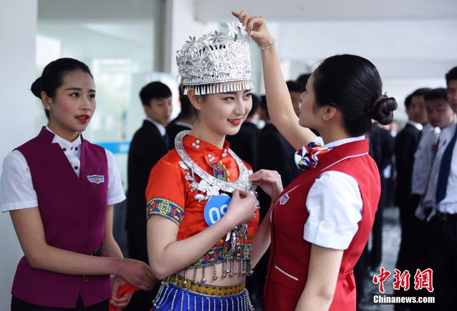 女大学生冒雨应聘 穿民族服装十分抢眼