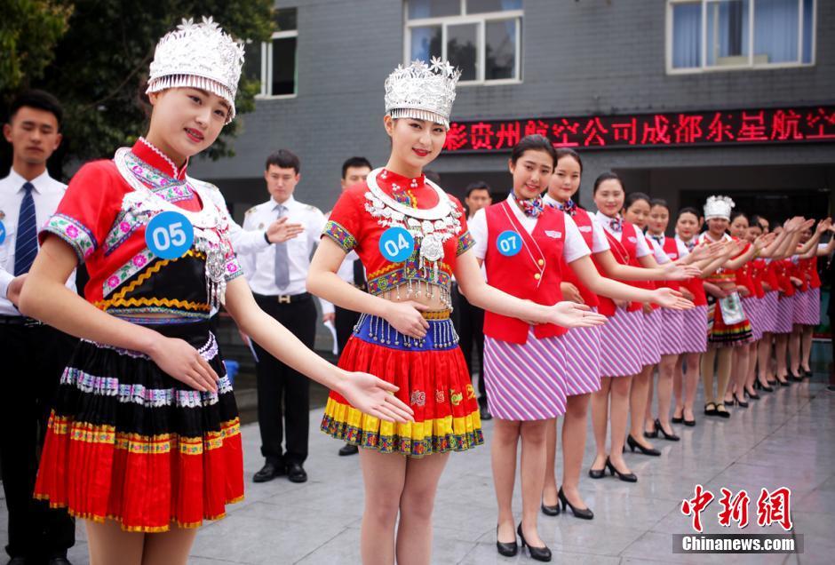 女大学生冒雨应聘 穿民族服装十分抢眼3