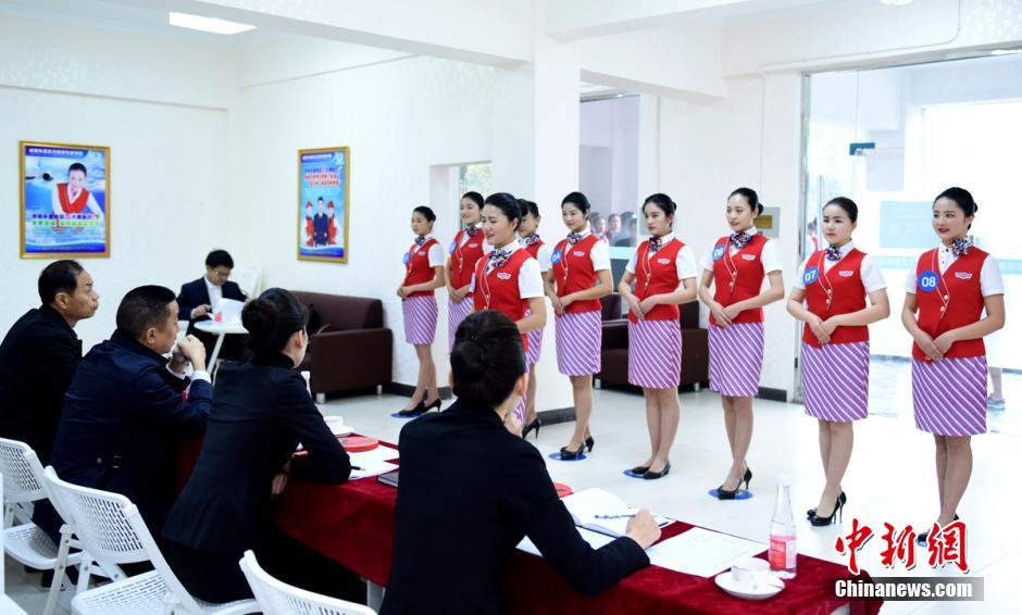 女大学生冒雨应聘 穿民族服装十分抢眼6