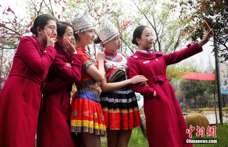 女大学生冒雨应聘 穿民族服装十分抢眼9