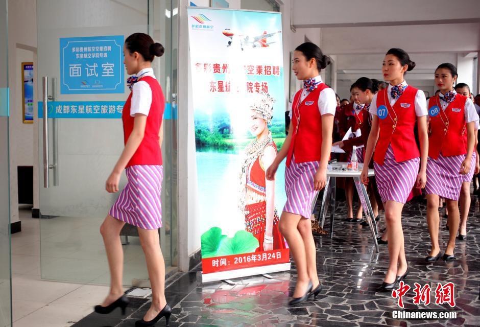 女大学生冒雨应聘 穿民族服装十分抢眼8