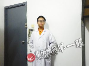 廖文杰的妈妈展示儿子的实验台