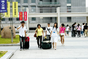 大学新生开学第一个月 花销好像“办嫁妆”