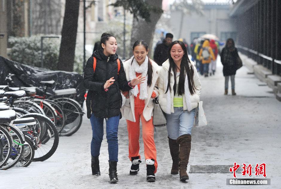 中央戏剧学院艺考在京初试 帅哥靓女冒雪赶考