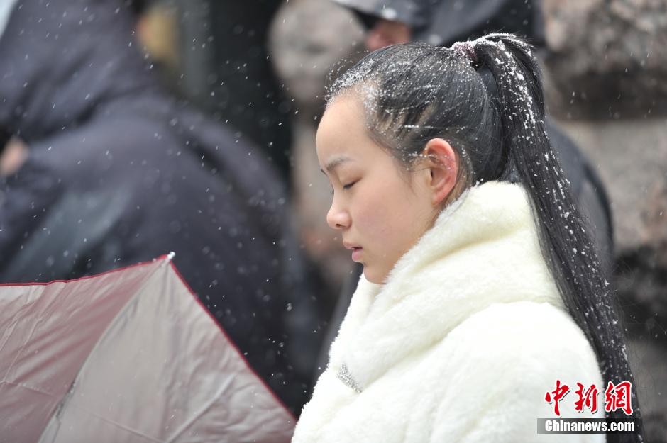 中央戏剧学院艺考在京初试 帅哥靓女冒雪赶考6