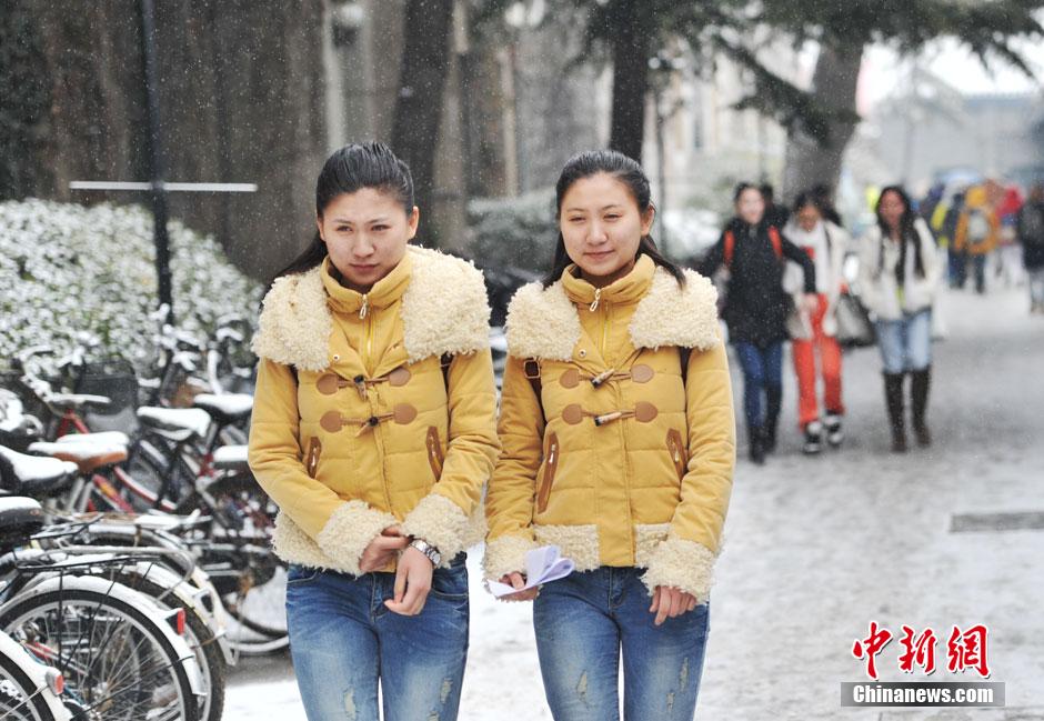 中央戏剧学院艺考在京初试 帅哥靓女冒雪赶考3