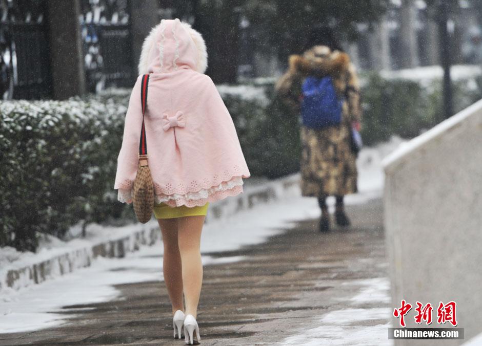 中央戏剧学院艺考在京初试 帅哥靓女冒雪赶考2