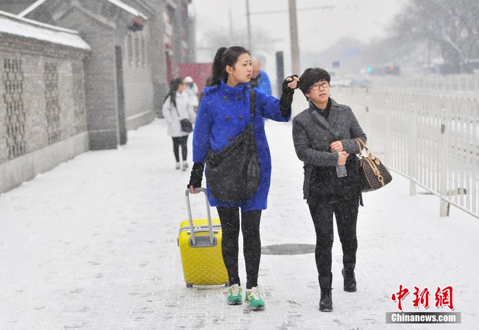 中央戏剧学院艺考在京初试 帅哥靓女冒雪赶考5