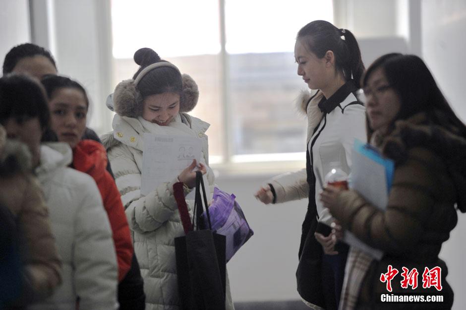 中央戏剧学院艺考在京初试 帅哥靓女冒雪赶考8