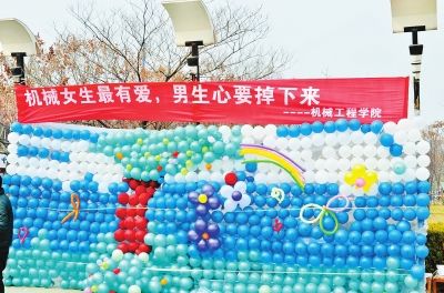 3·7女生节男生秀关怀“星星剧”条幅很“幸福”女生节男生表心意