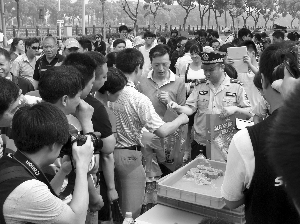 昨天，南京一中考点外，3名持枪特警下车巡逻 现代快报记者 马晶晶 摄