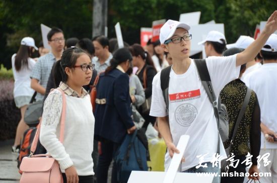 私人定制志愿者为新生贴心服务 尹喆 摄