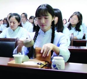 江苏师范大学开办女子学堂学生穿民国装上课女生身着民国服饰学习茶艺