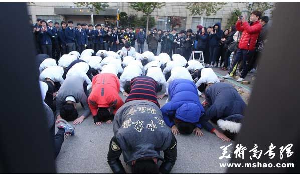 韩国高考开始 后辈跪地磕头祝学长顺利