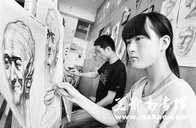 南京市一所中学里学生在学习美术绘画