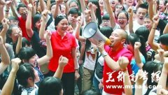 班主任集体穿红T恤：同学们，祝你们好运