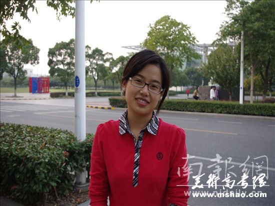 本科落榜不气馁 女生考上名牌大学研究生